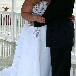 Size 24/26 red roses embroidery wedding dress